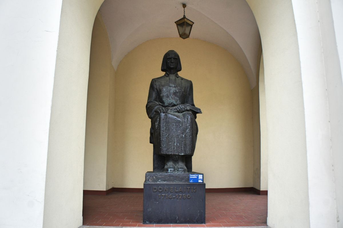 Памятник Кристионасу Донелайтису