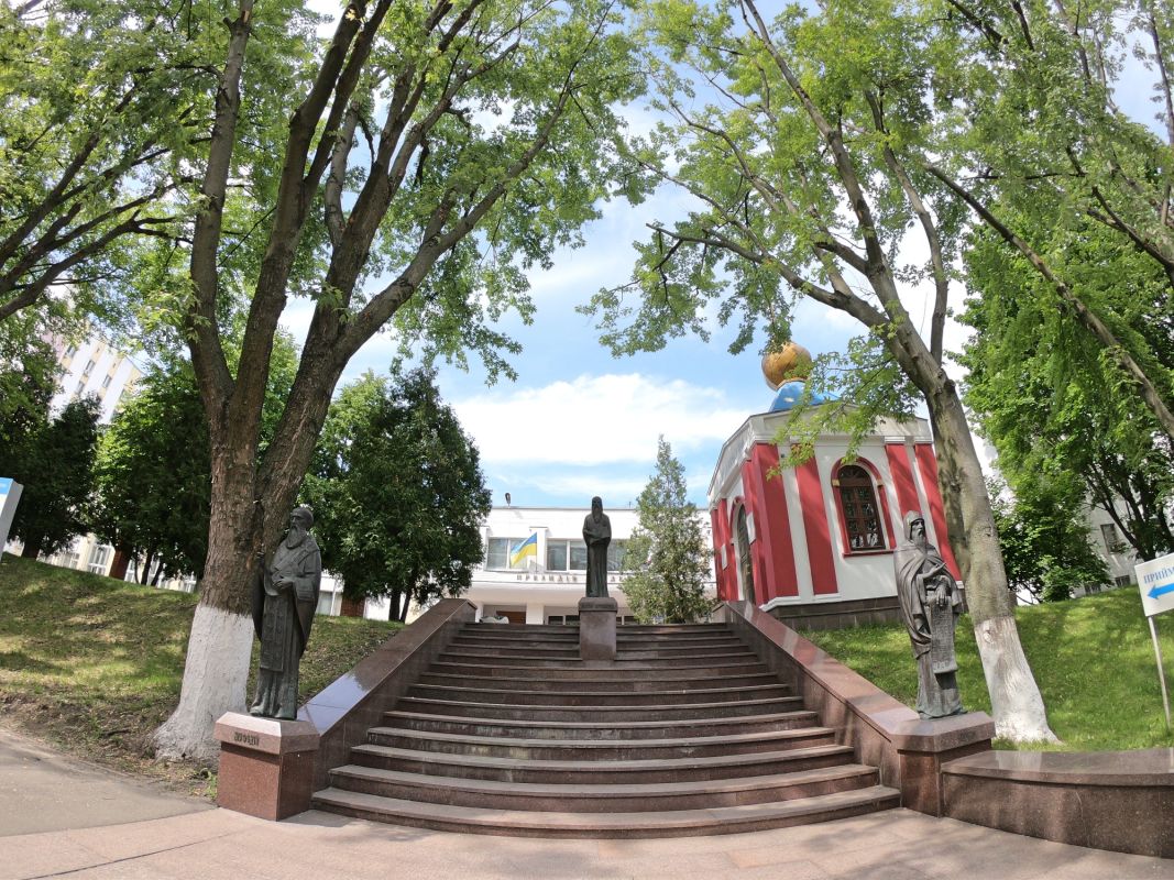 Памятник Нестору Летописцу на территории Межрегиональной академии управления персоналом