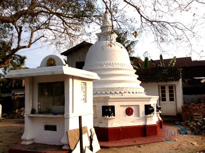 Ступа, Будда и Священное дерево в центре Велигамы