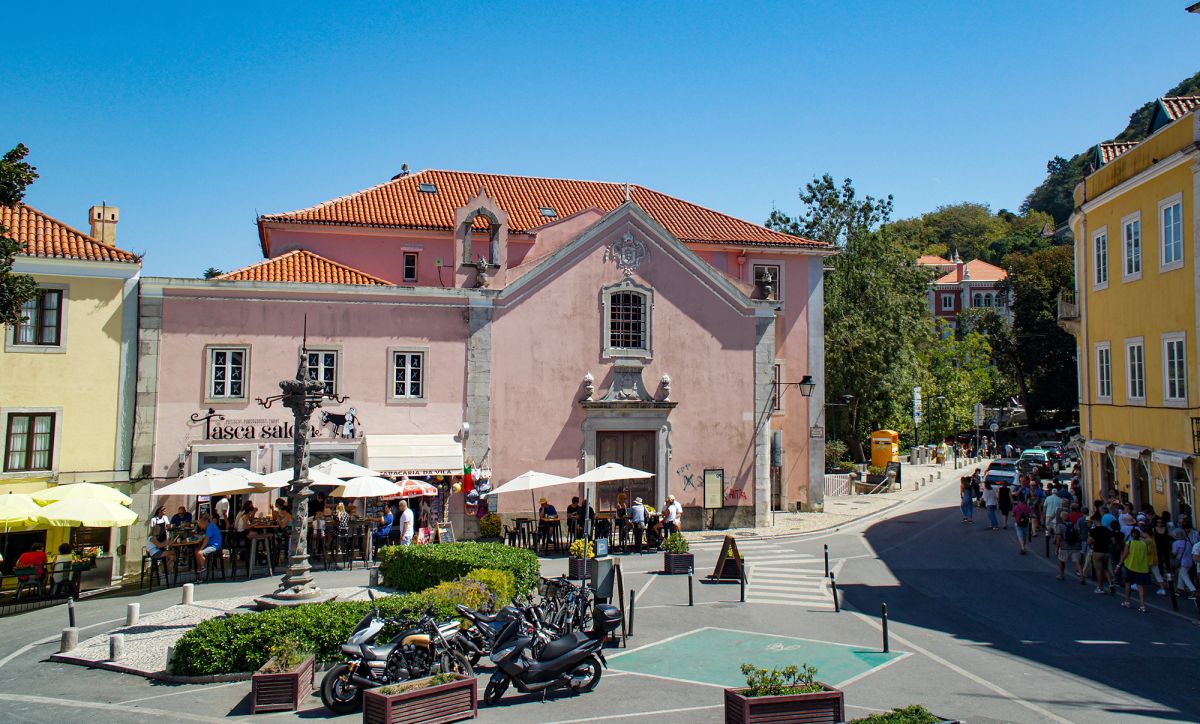 Площадь Ларго Раинья Дона Амелия