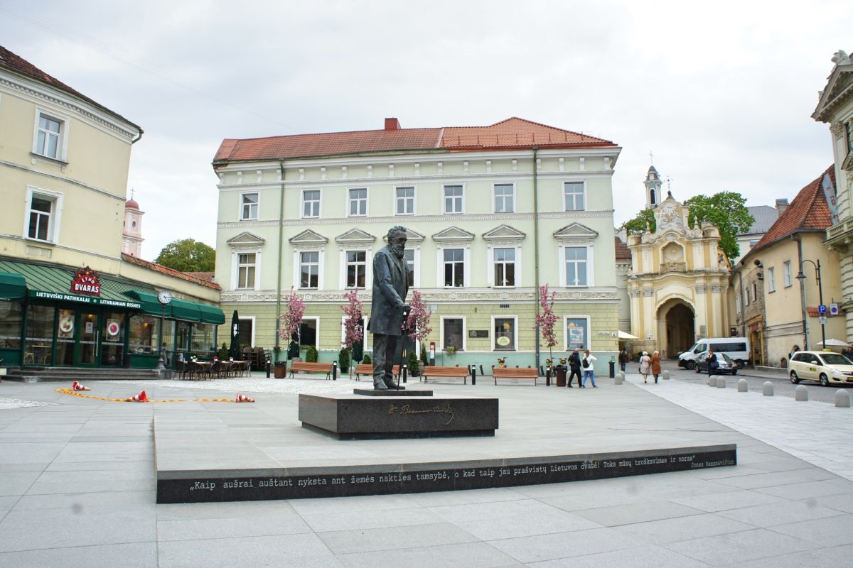 Памятник Йонасу Басанавичюсу