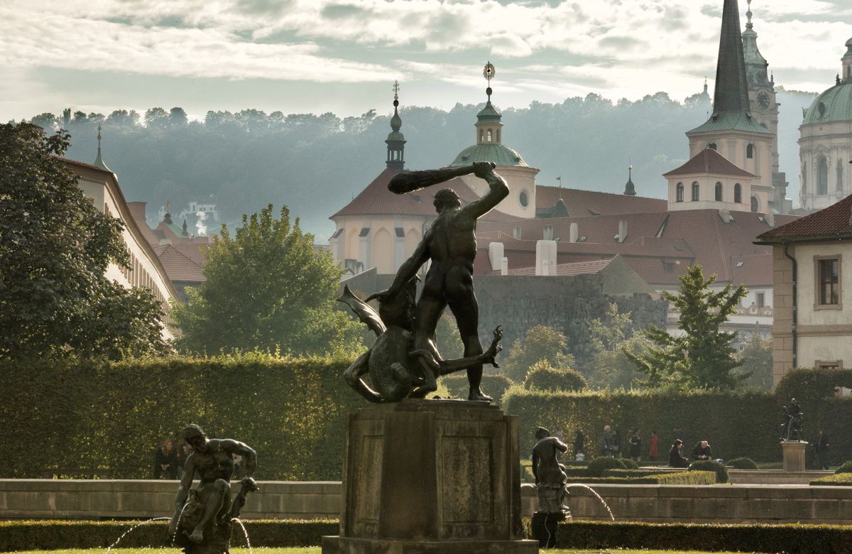 Скульптуры в Вальдштейнском саду