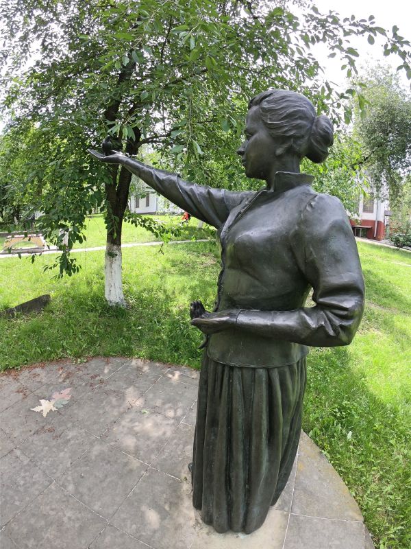 Памятник Украинке Лесе на территории Межрегиональной академии управления персоналом