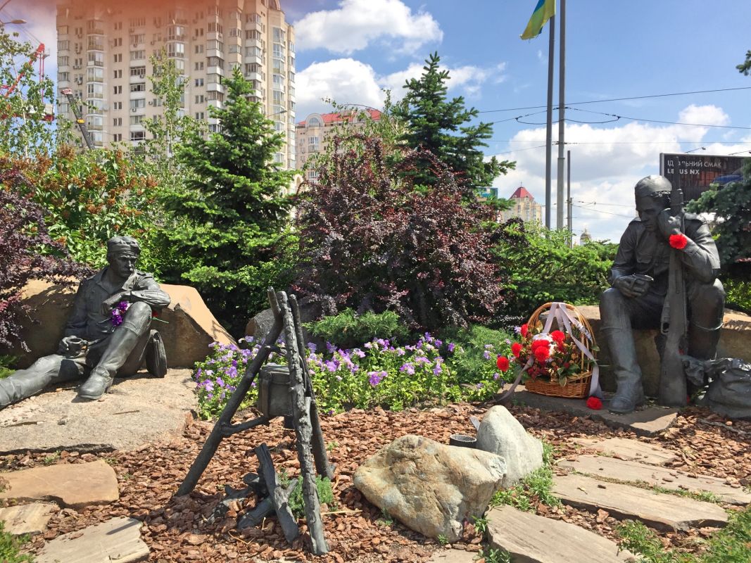 Памятник воинам-освободителям (ВОВ) возле станции метро «Минская»