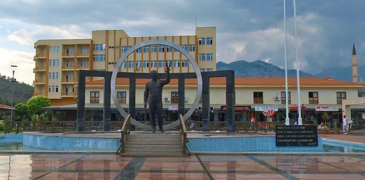 Памятник Ататюрку в Кемере