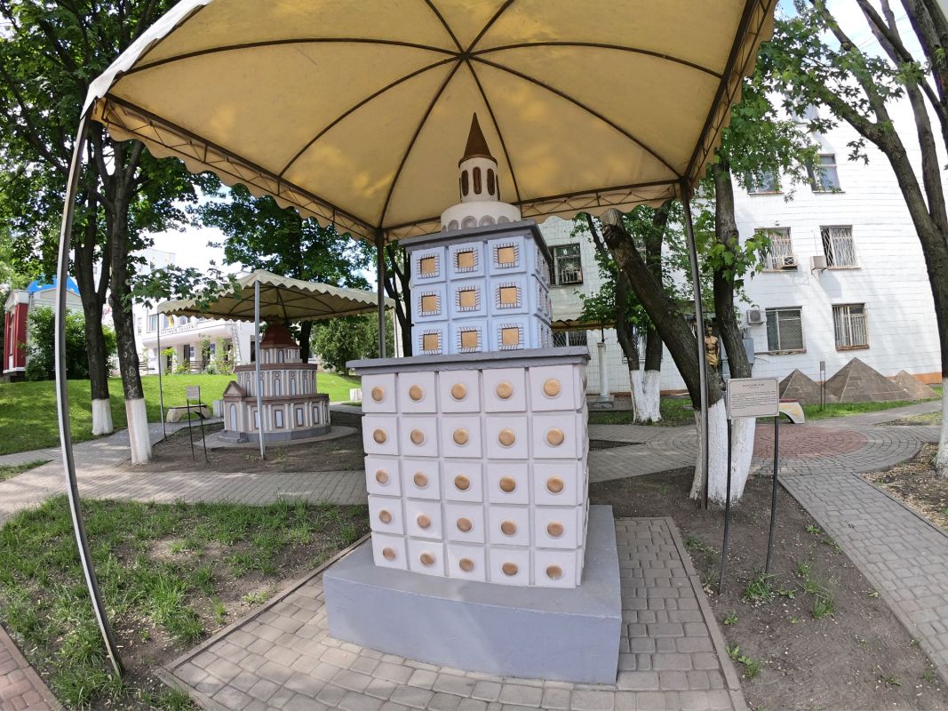 Скульптура Фаросский Маяк на территории МАУП