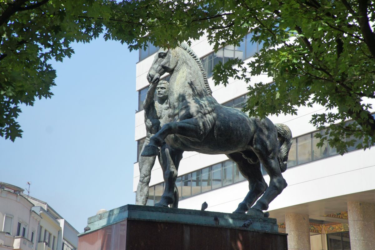 Статуи коней на площади Дона Жуана I