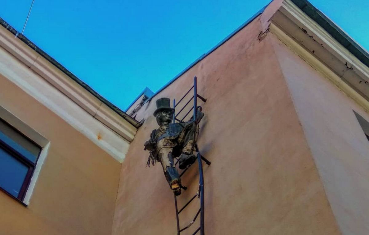 Памятник трубочисту