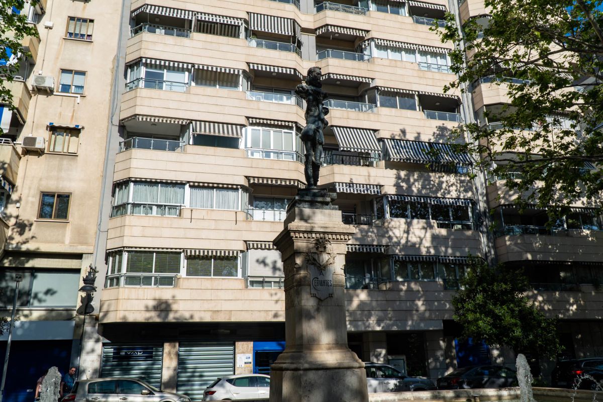 Статуя Сервантеса в Валенсии