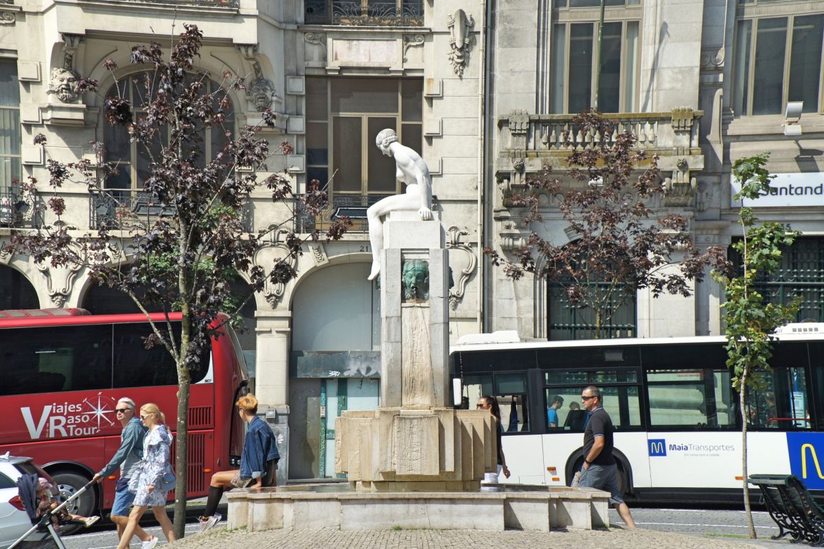 Фонтан молодости (Обнаженная девушка)