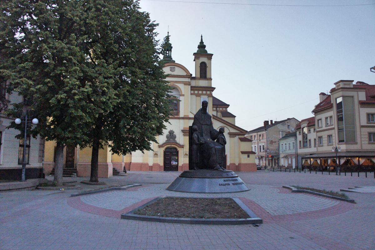 Памятник Андрею Шептицкому