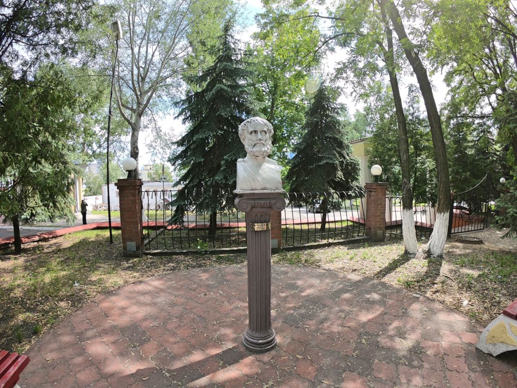 Древнегреческий сквер на территории МАУП