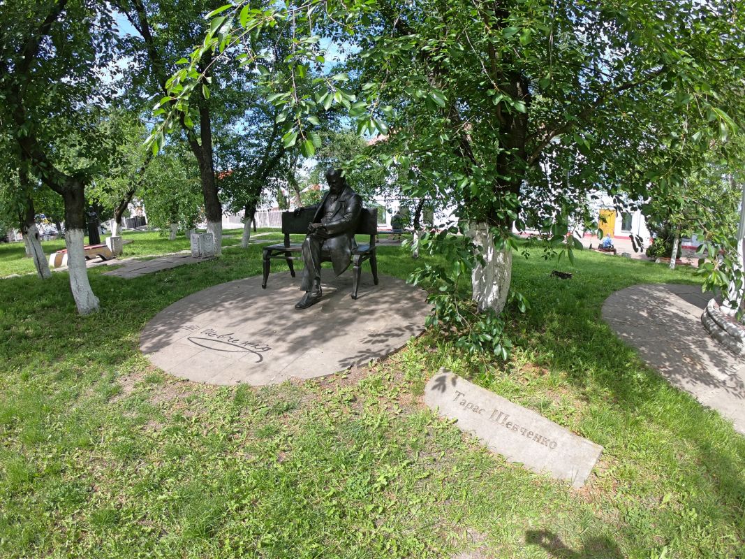 Памятник Шевченко Т.Г. на территории Межрегиональной академии управления персоналом