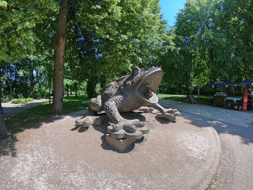 Памятник жабе