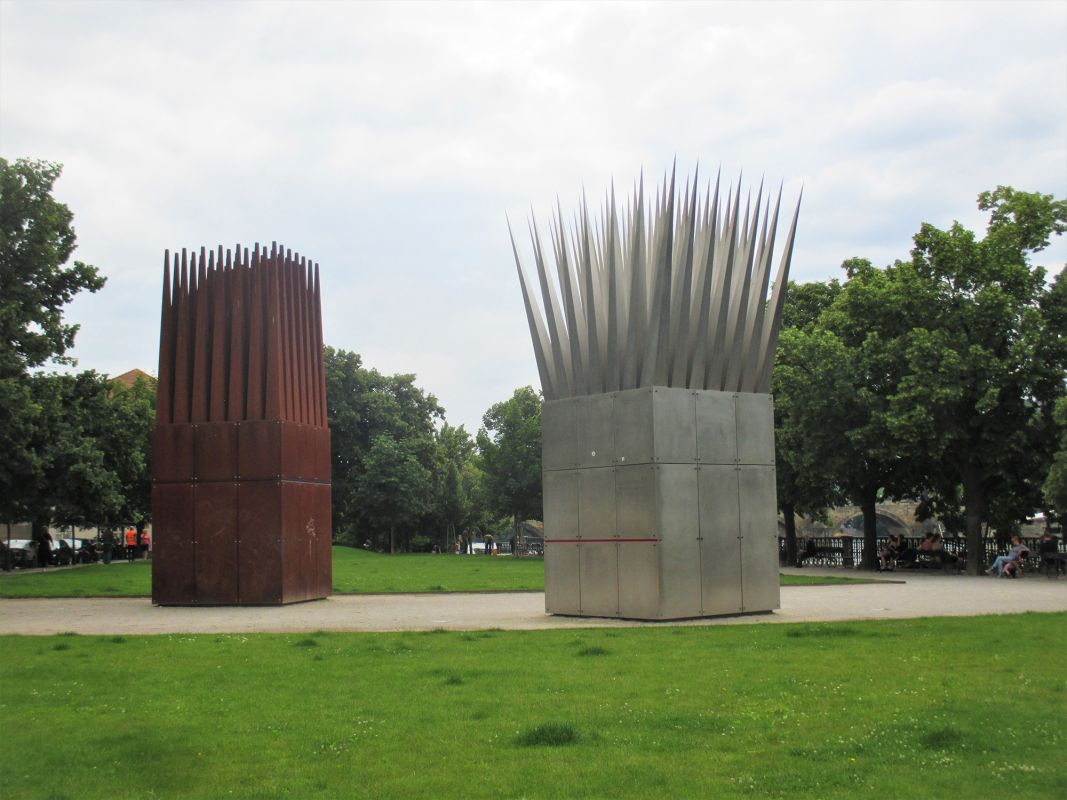 Мемориал Яна Палаха – скульптура Дом сына и Дом матери