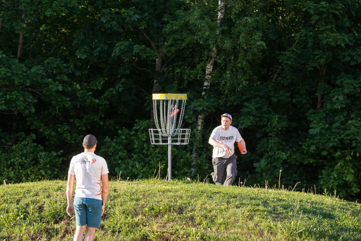 Дорожка для диск-гольфа в Центре досуга Хольстре-Полли