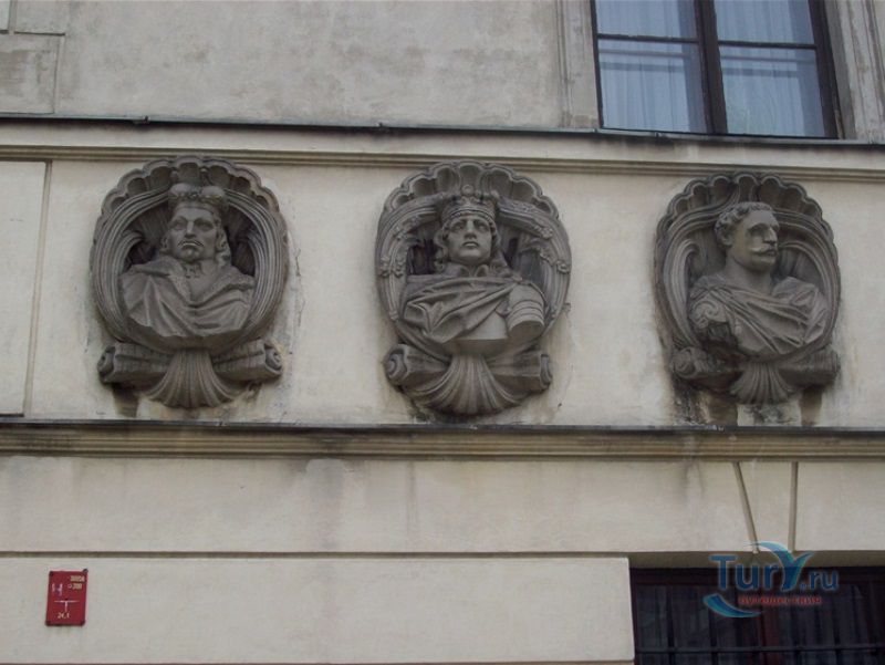 Дом под королями