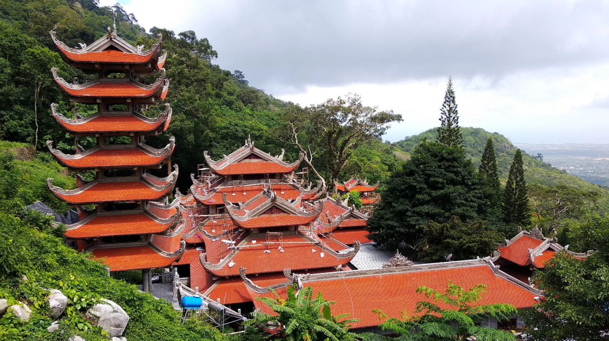 Гора Таку и статуя лежащего Буды