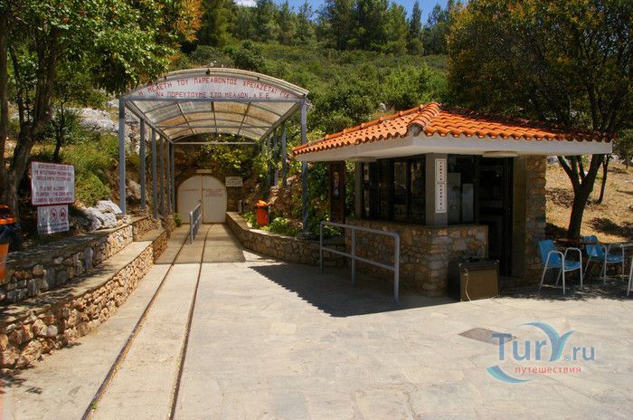 Пещера Петралона