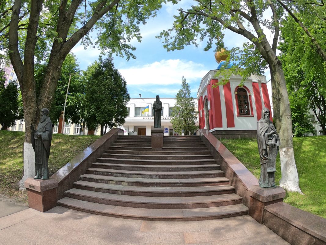 Памятник Кириллу на территории МАУП