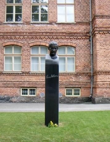 Памятник Паулю Кересу в Пярну