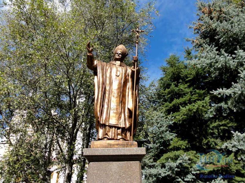 Памятник Иоанну Павлу II в Житомире