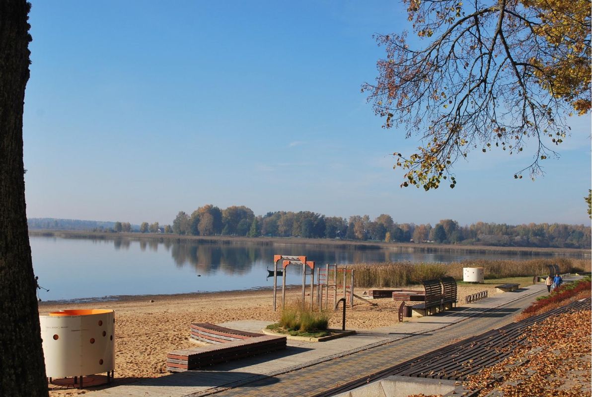 Памятник Фр. Р. Крейцвальду и парк на берегу озера Тамула