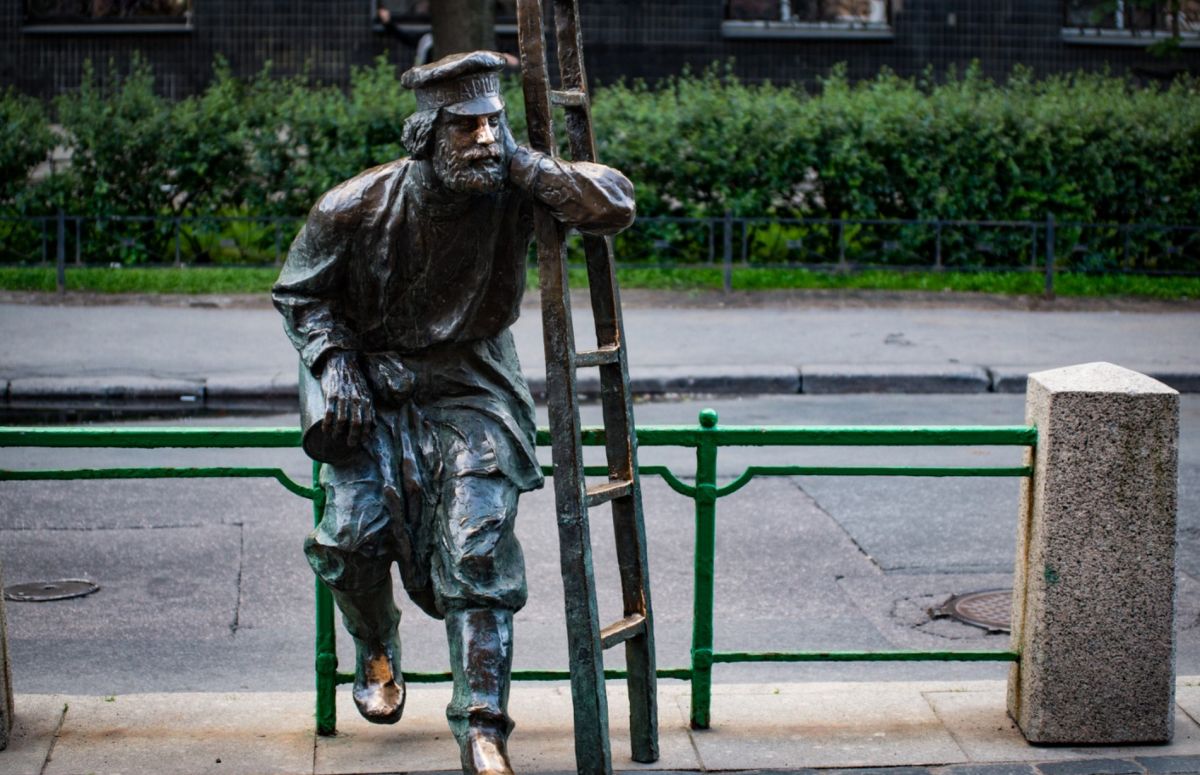 Памятник фонарщику