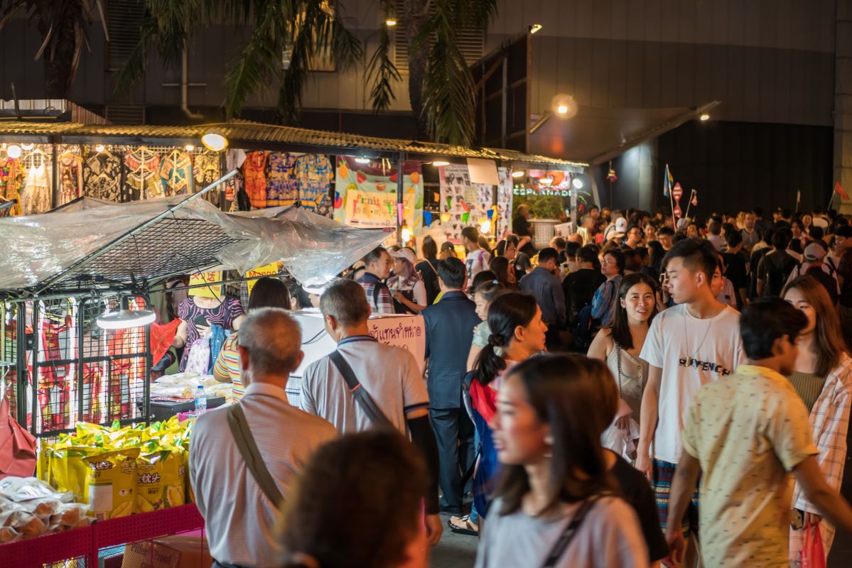 Ночной железнодорожный рынок Ратчада в Бангкоке