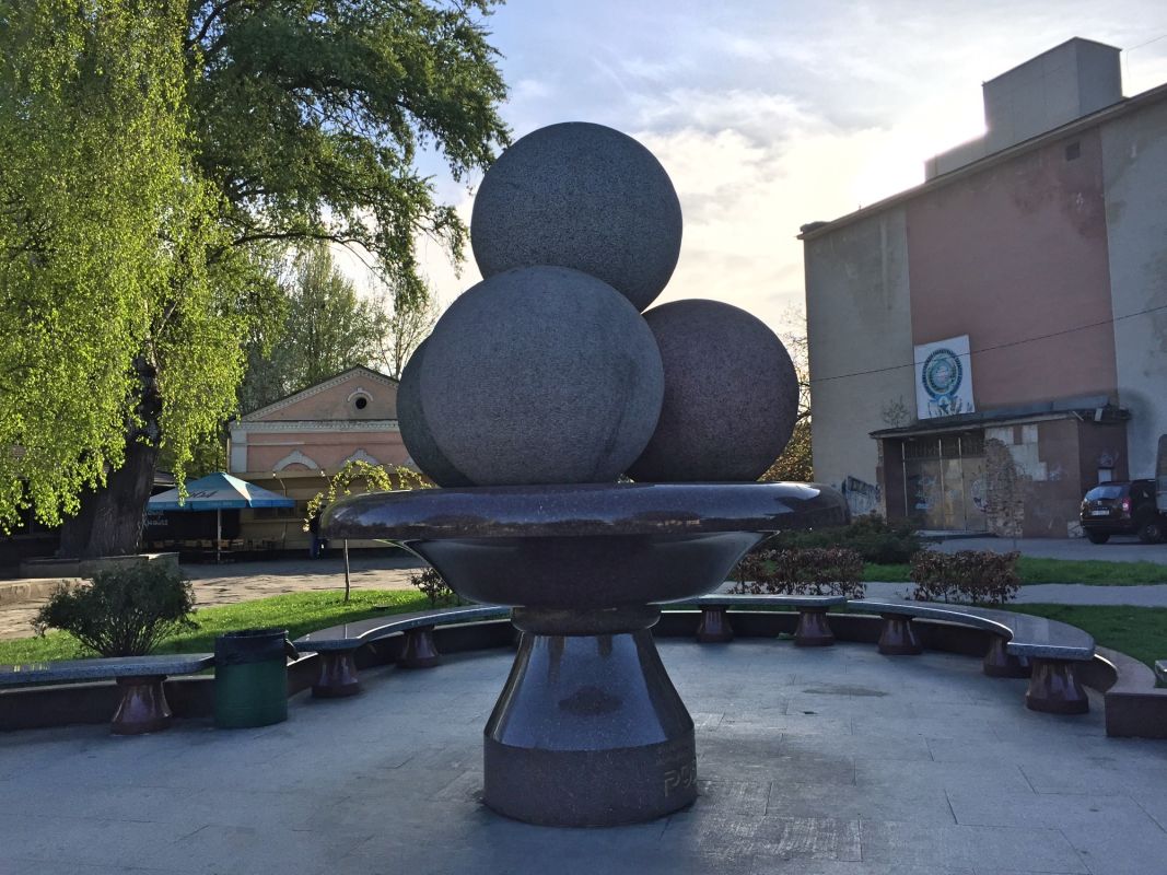 Скульптура мороженого Рудь в Житомире