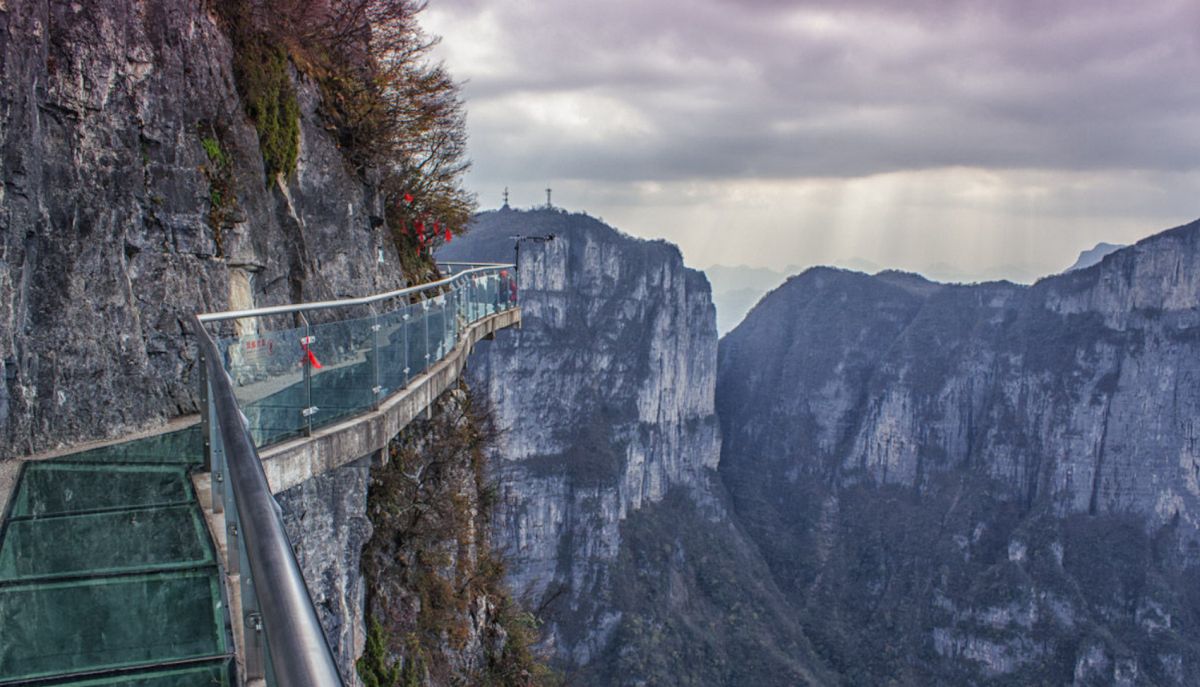 Стеклянная тропа на горе Тяньмэнь