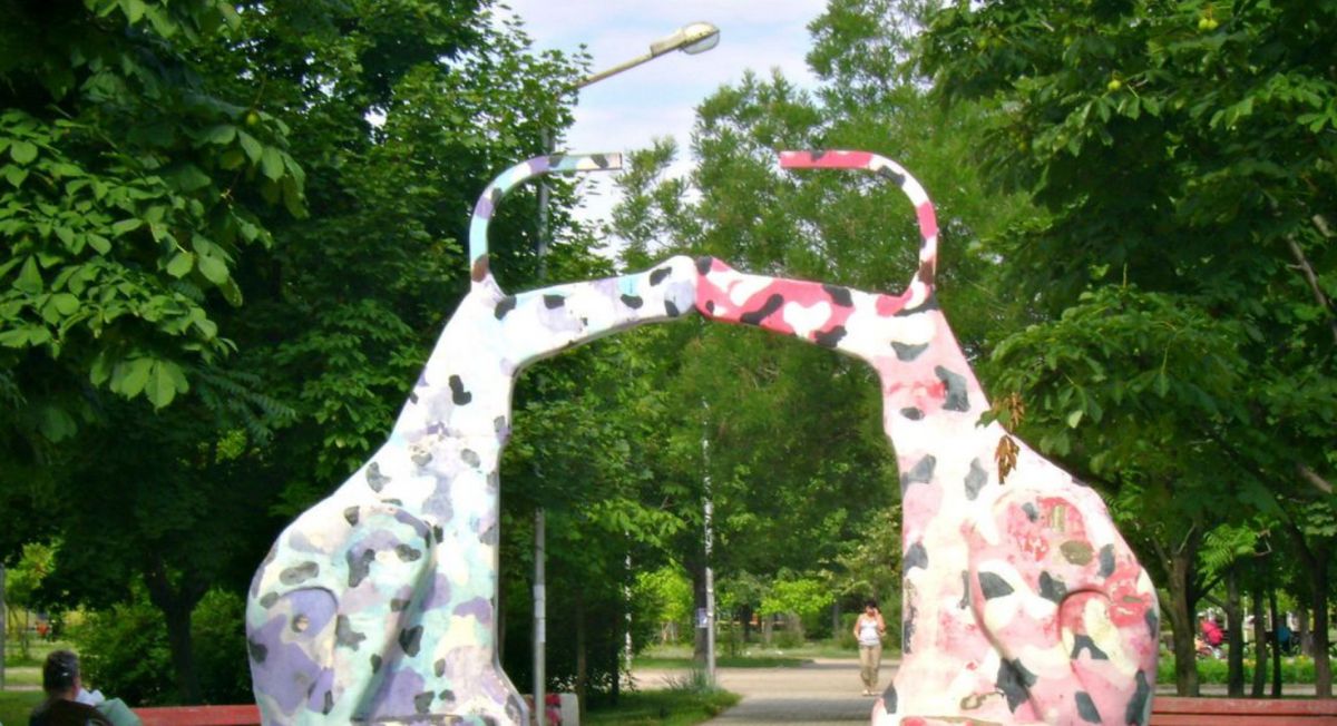 Скульптура Целующиеся Собаки