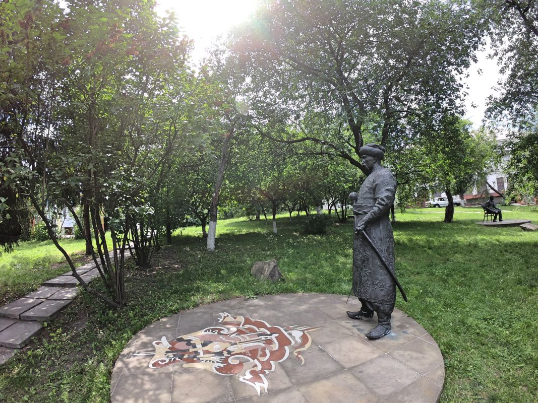 Памятник Хмельницкому Б.М. на территории Межрегиональной академии управления персоналом