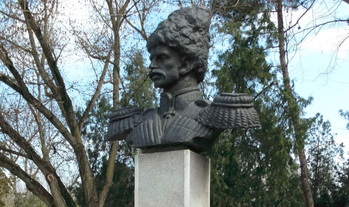 Памятник А. Д. Бескровному