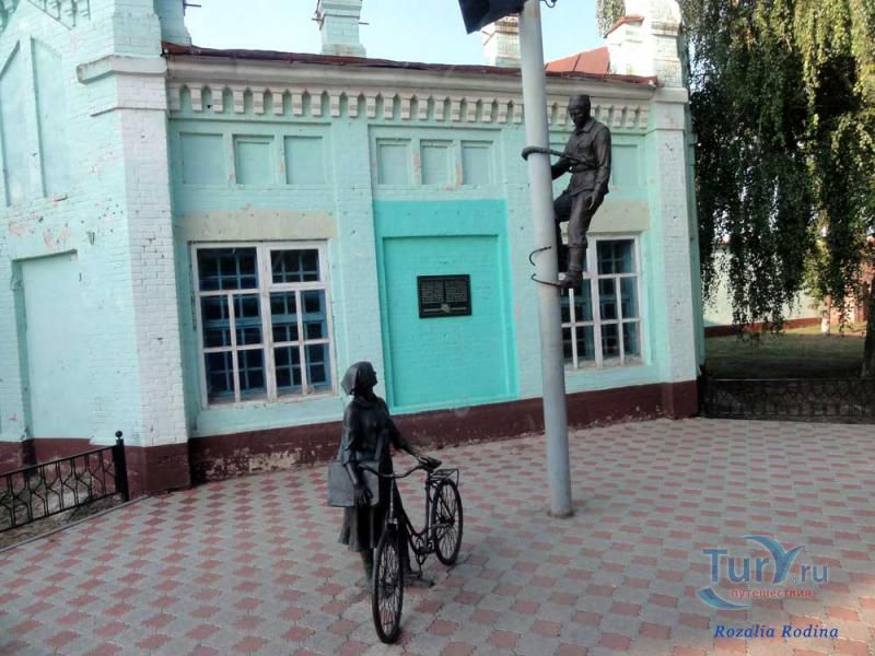 Памятник связисту и почтальону в Елабуге