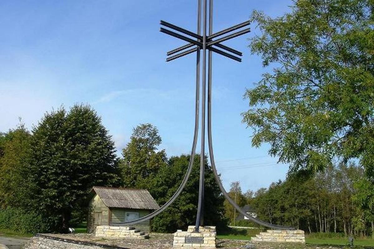 Мемориал жертвам депортации в поселке Ристи