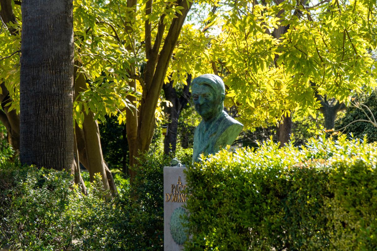 Статуя Пако Доминго