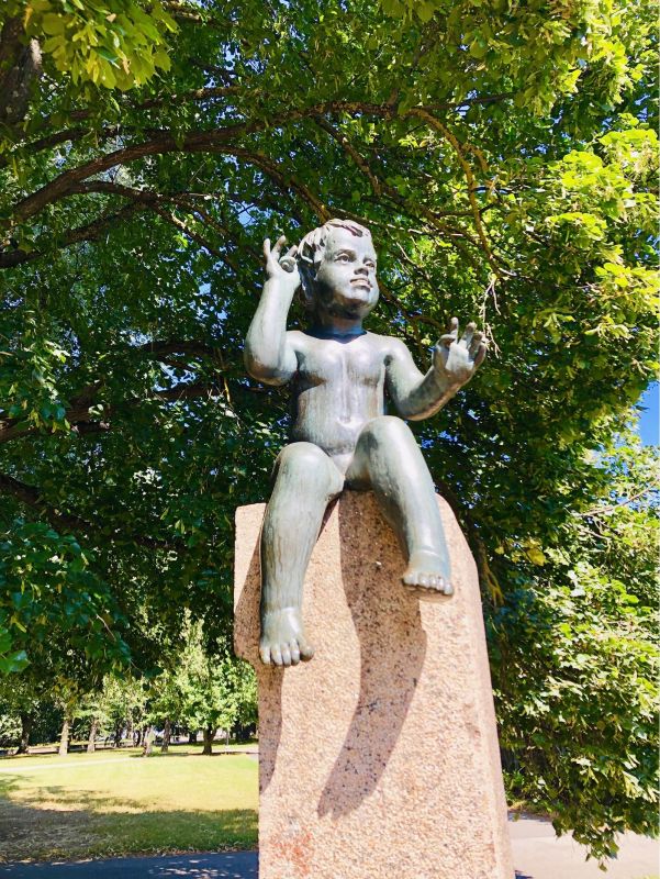 Скульптурная группа в честь рождения стотысячного жителя Тарту