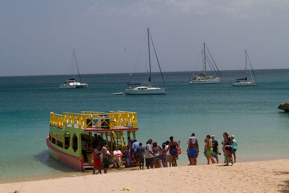 Стоур Бэй Бич (Store Bay Beach)