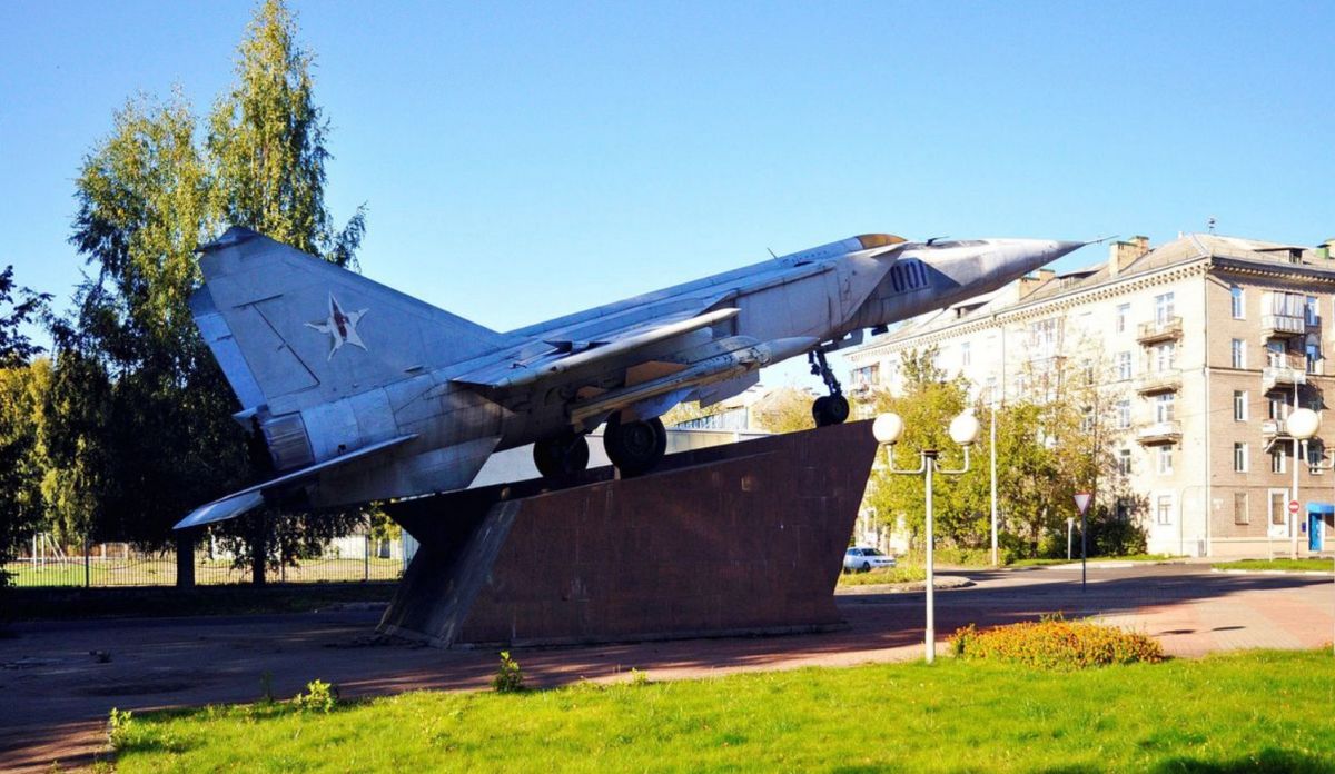 Памятник самолёту МиГ-25