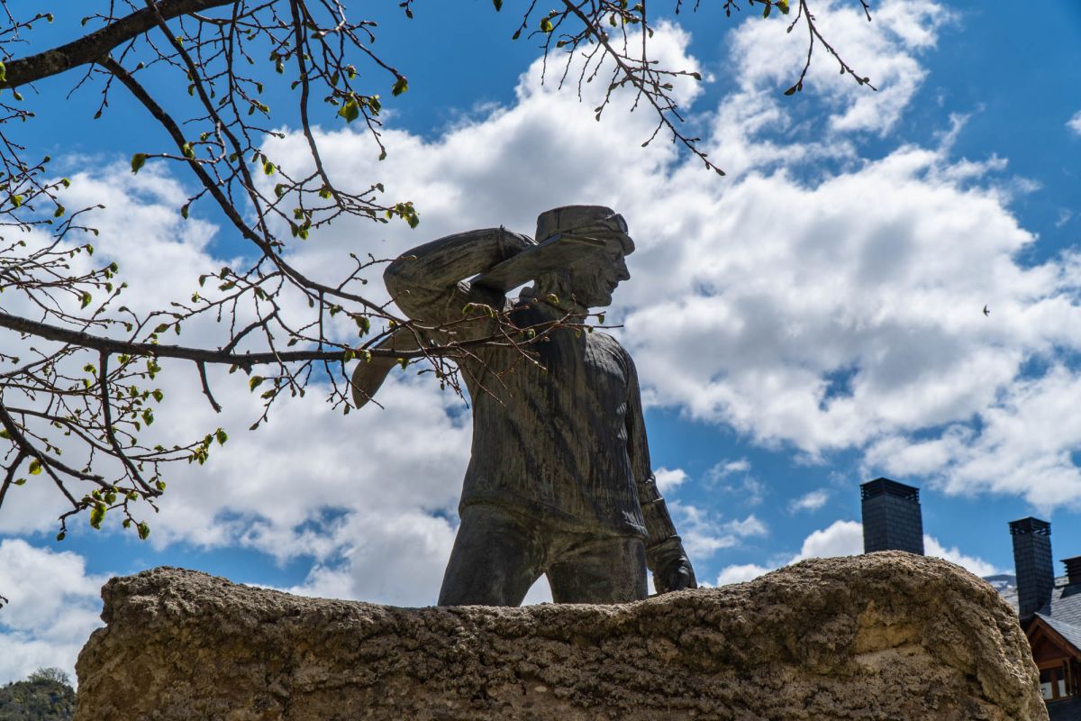 Скульптура Лыжника