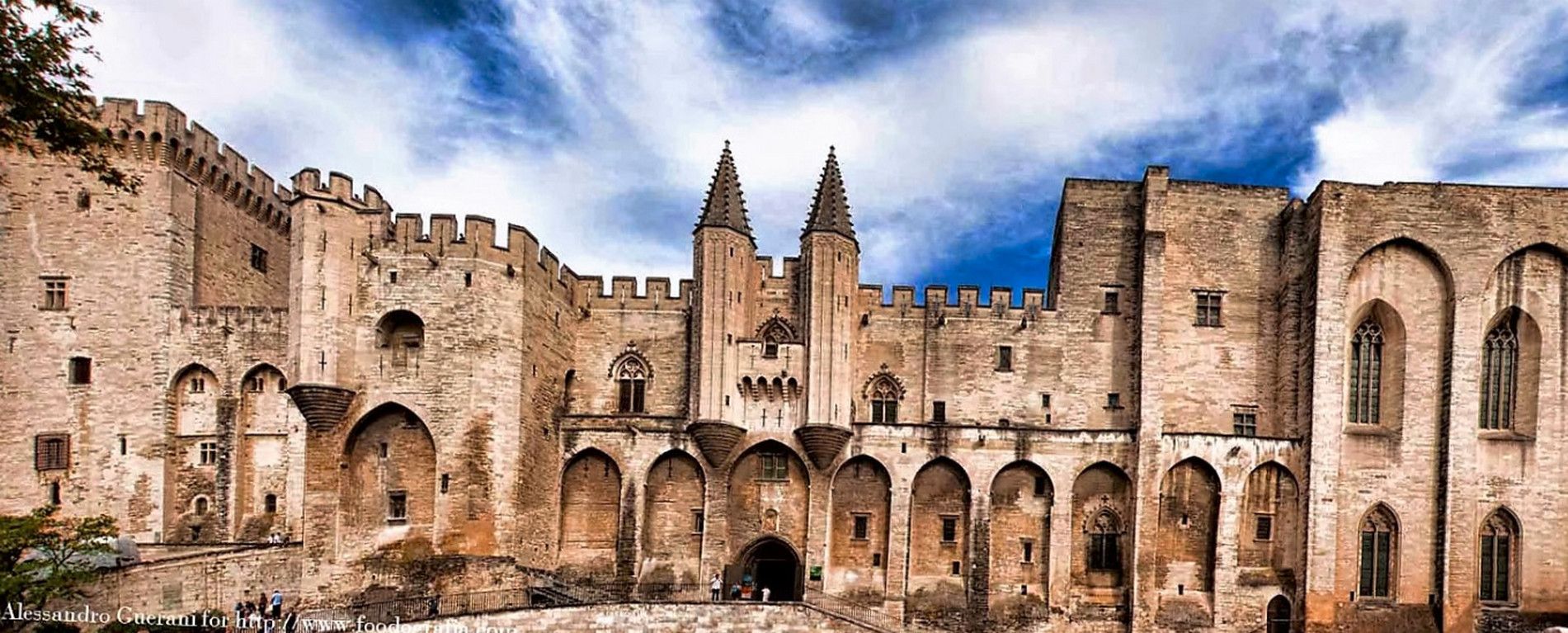 Папский дворец в Авиньоне