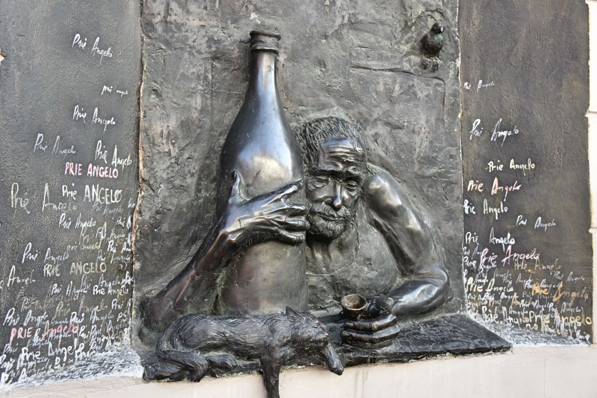 Скульптура пьяницы ресторана Prie Angelo