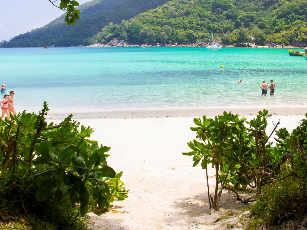 Пляж Порт-Лаунай