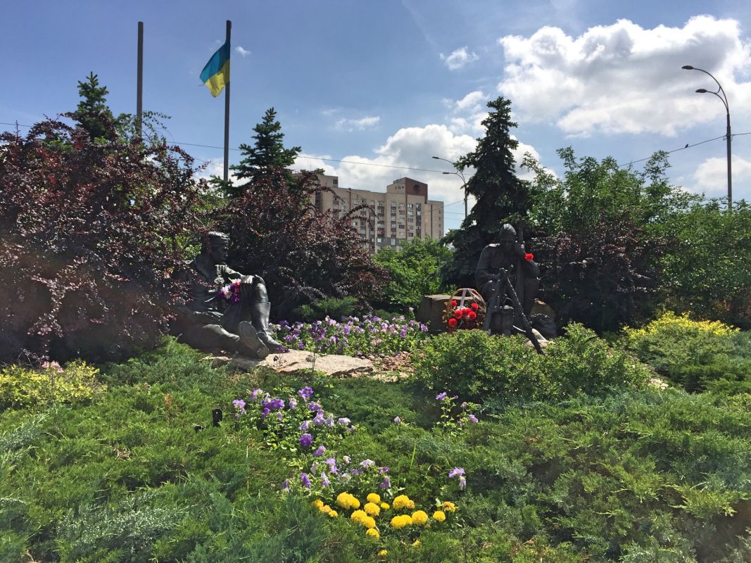 Памятник воинам-освободителям (ВОВ) возле станции метро «Минская»