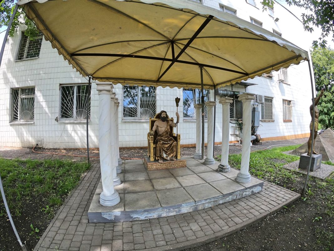 Скульптура Статуя Зевса Олимпийского на территории МАУП