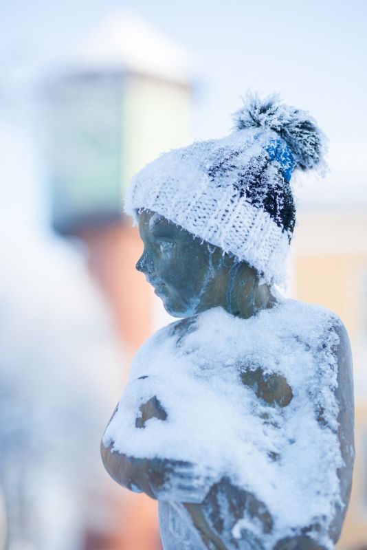 Скульптура «Мальчик с рыбой» на площади им. Йохана Лайдонера