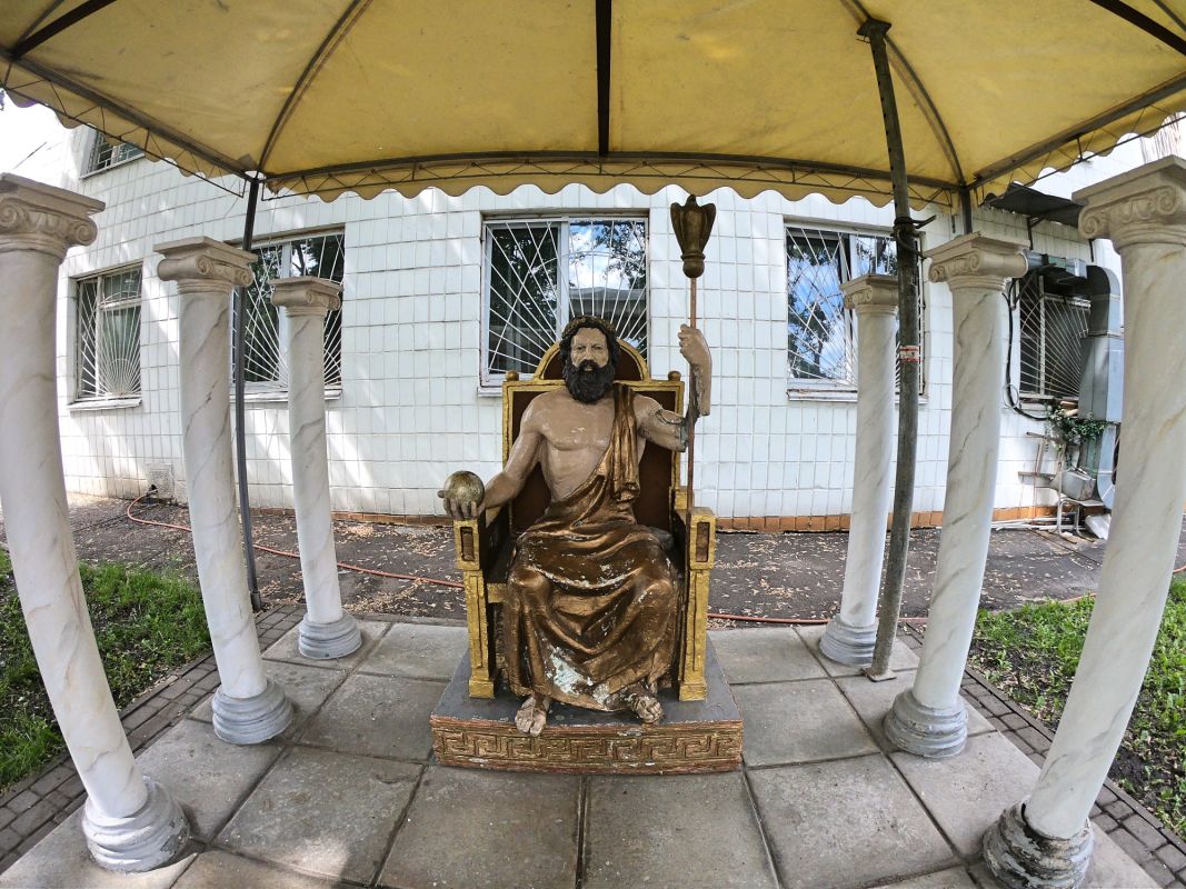 Скульптура Статуя Зевса Олимпийского на территории МАУП