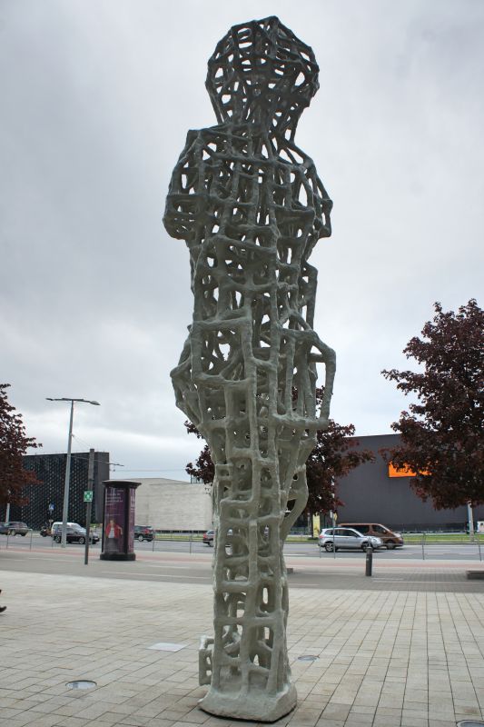 Скульптура у здания DNB