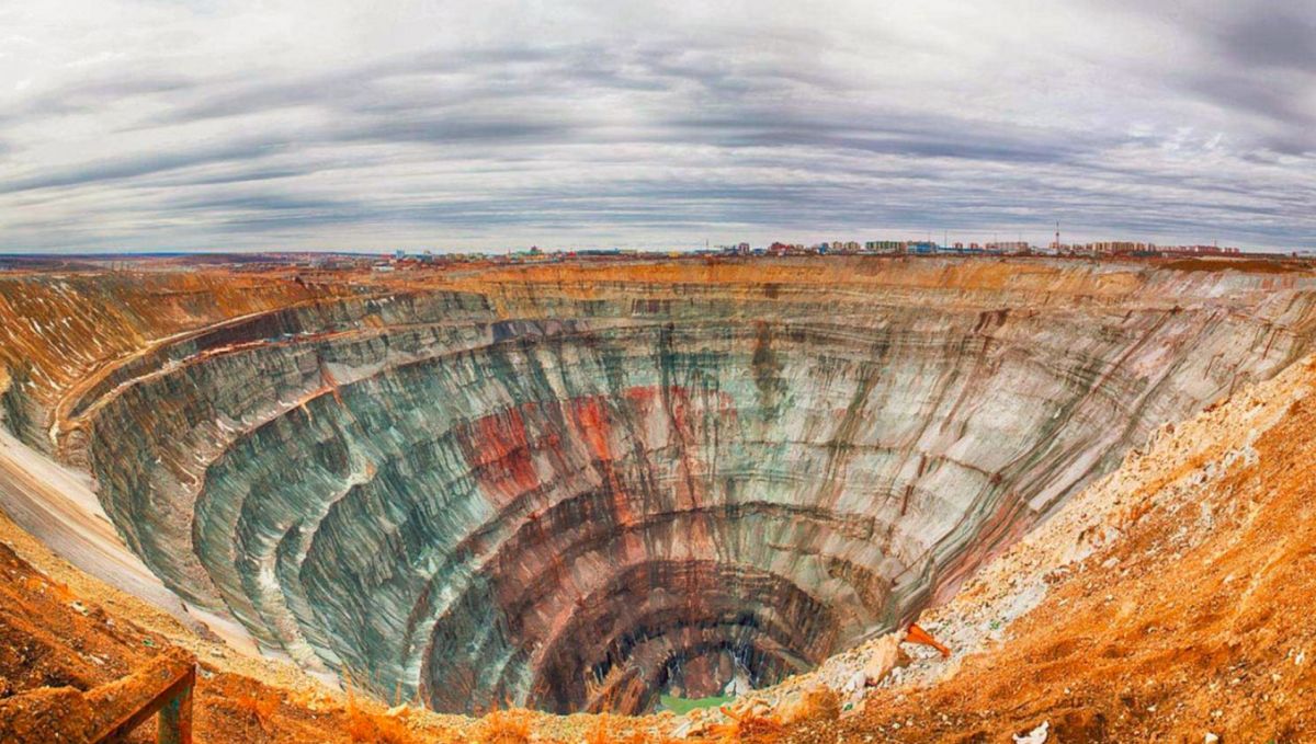 Алмазный карьер Мир - самая большая дыра на планете